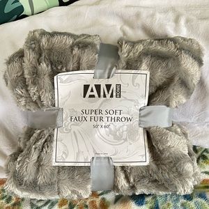 Super soft faux fur throw blanket